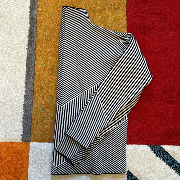 EUC Cynthia Rowley black and white funnel neck sweater size M - Picture 3 of 4